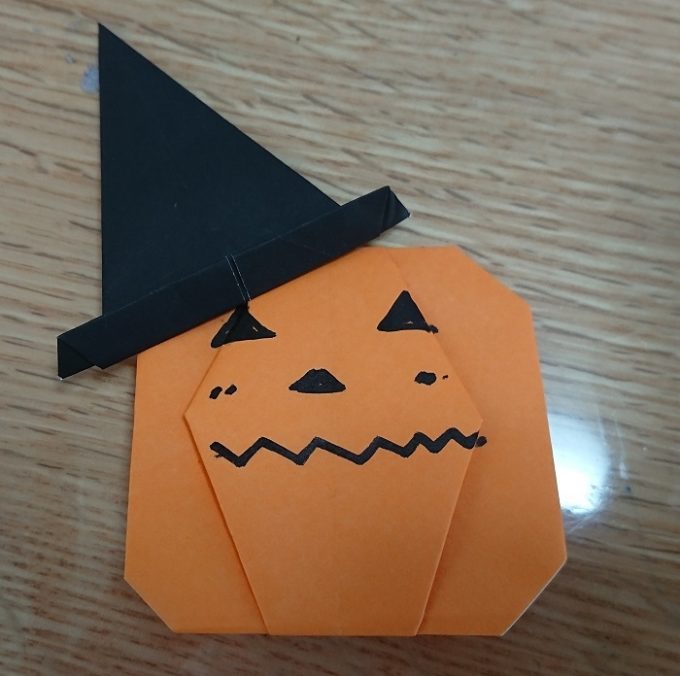 ハロウィン折り紙 帽子の簡単な折り方 作り方 かぼちゃやおばけと一緒に 30代からの簡単糖質ダイエット ときどき豆知識